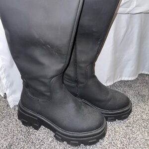 Wide calf tall boots w sz6